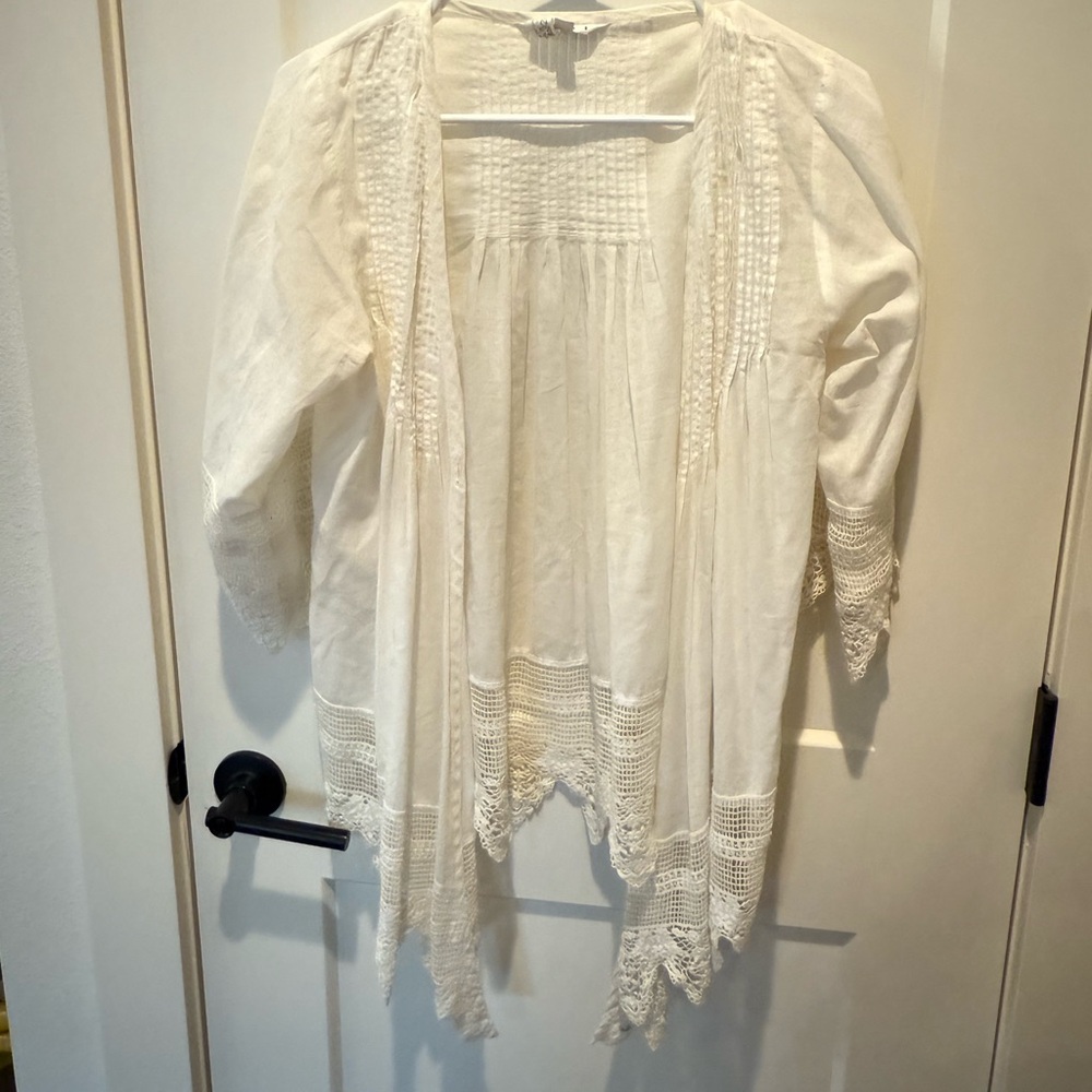 Cabi Ladies White Lace Top. Open Front w/one Button Closure. XS.